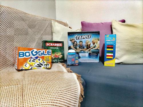 eine Couch mit einer Menge Produkten darauf in der Unterkunft Casita Bonita in Marilao