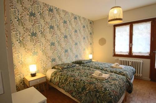 Giường trong phòng chung tại Appartement T2 55 m2 une chambre et garage