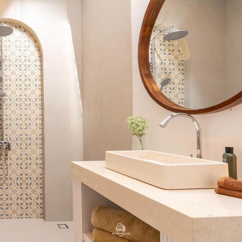 Et badeværelse på EnyaVillas 3, Brand New - Boutique Mediterranean