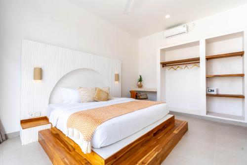 En eller flere senge i et værelse på EnyaVillas 3, Brand New - Boutique Mediterranean