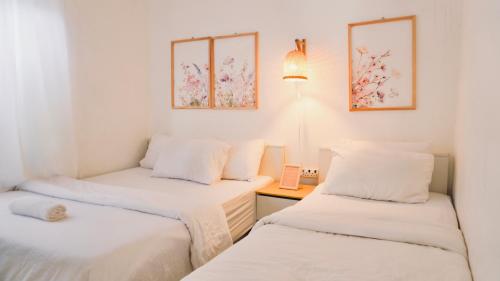 Habitación con 2 camas individuales y escritorio. en Halaman Homestay, en Klang