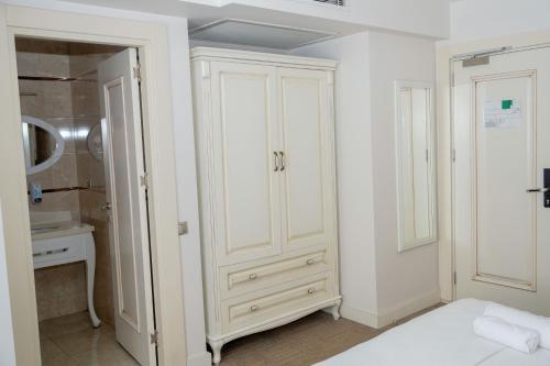 bagno con mobile bianco e lavandino di Hanzade Park Hotel a Trabzon