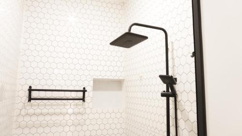 una ducha con cabezal de ducha en un baño en Halaman Homestay, en Klang