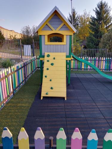 Herní místnost nebo prostor pro děti v ubytování A frame Alba Iulia