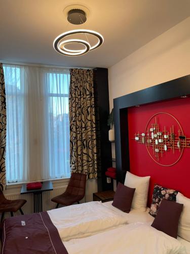 Un dormitorio con una cama grande con cabecero rojo. en Hotel Anco, en Ámsterdam