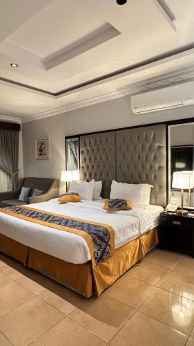 En eller flere senge i et værelse på فندق خاتم الخاتم للضيافة السياحي