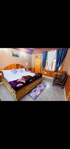 Ένα ή περισσότερα κρεβάτια σε δωμάτιο στο Tirthan Nature Lap Homestay