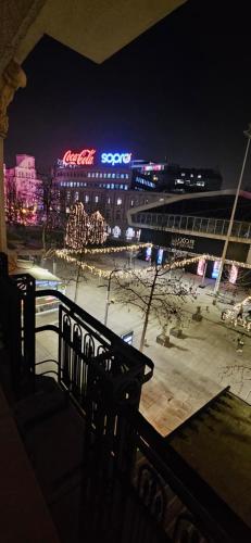 Μπαλκόνι ή βεράντα στο Ira's Square Apartment with Free Parking