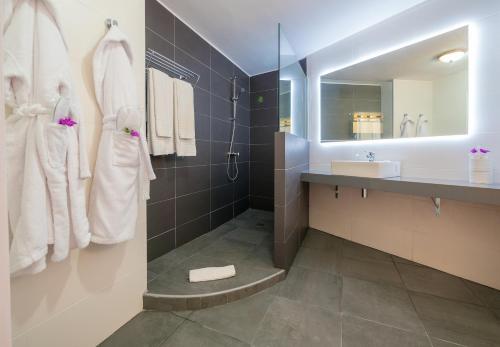 un baño con lavabo y espejo en Checkin Bungalows Atlántida, en Los Cristianos