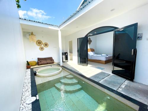 ein Badezimmer mit Swimmingpool und ein Schlafzimmer in der Unterkunft Oasis Montana Jogja in Ngemplak