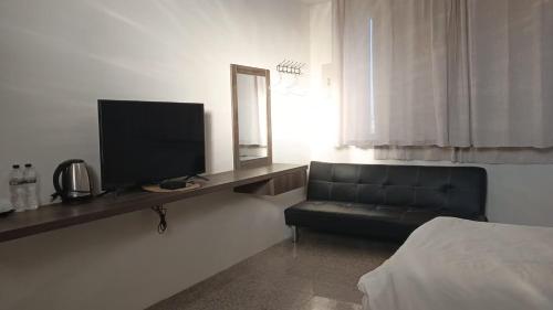 un soggiorno con un divano e una televisione di 香菇里啦 a An-ch'i