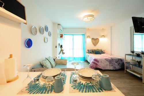 ein Wohnzimmer mit einem Bett und einem Tisch in der Unterkunft Cozy Flat Simona Costa del Sol in Benalmádena