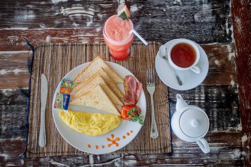 レンボンガン島にあるD'Gume Villas Lembonganのサンドイッチとドリンク付きの料理