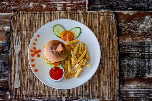 レンボンガン島にあるD'Gume Villas Lembonganのハンバーガーとフライドポテトを添えた料理
