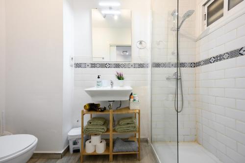 ein Badezimmer mit Waschbecken und Dusche in der Unterkunft Cozy Flat Simona Costa del Sol in Benalmádena