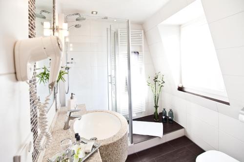 uma casa de banho com um lavatório e um chuveiro em Hotel Strauss em Hof