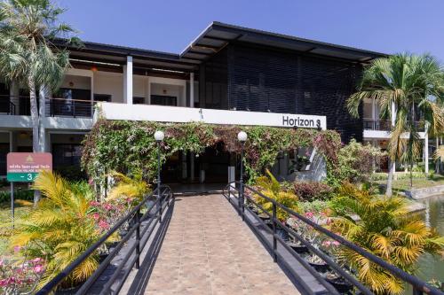 une passerelle menant à l'avant d'un hôtel dans l'établissement Horizon Village & Resort, à Doi Saket