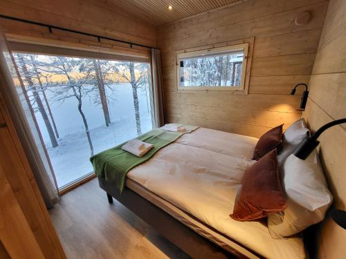 una camera da letto con un letto in una stanza con una finestra di Hossan Lumo a Hossa