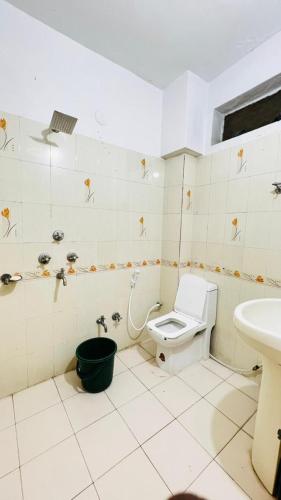 ein Badezimmer mit Toilette und Waschbecken in der Unterkunft Cheers Club & Hotel in Udaipur