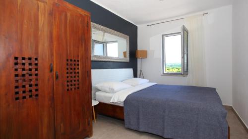 En eller flere senge i et værelse på Villa House S by Villas Guide