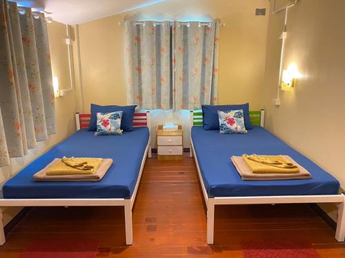 Giường trong phòng chung tại Anya House