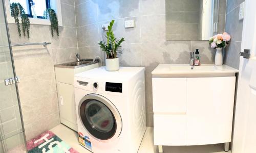 Ένα μπάνιο στο 2 Bedrooms Minimalist Home in Moss Vale