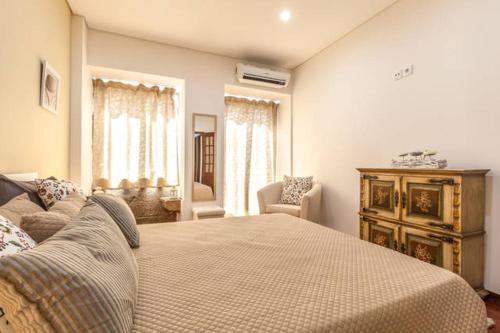1 dormitorio con 1 cama grande y 1 sofá en Barnabe Apartment, en Braga