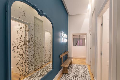 COURS SALEYA Renovated 3 Bedrooms 1 min to Beach Air Conditioning