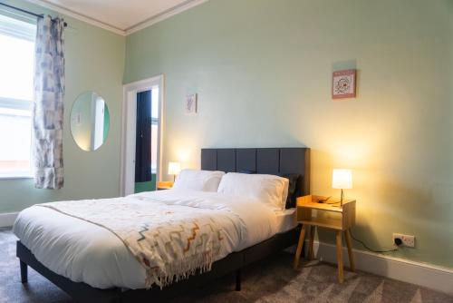 een slaapkamer met een groot bed en een raam bij The Woodrouffee retreat in Carlisle