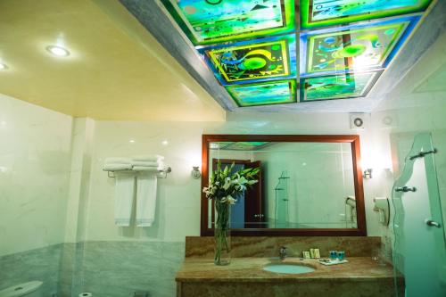 um banheiro com pia e teto de vitral em Crithoni's Paradise Hotel em Alinda