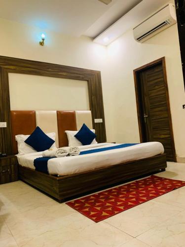 Postel nebo postele na pokoji v ubytování Hotel Woodcrest Zirakpur