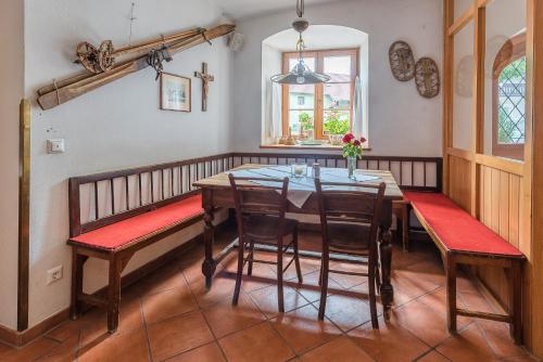 a dining room with a table and chairs and a window at Alte Post in Feistritz an der Gail