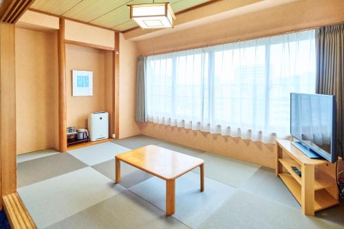 TV a/nebo společenská místnost v ubytování Court Hotel Fukuoka Tenjin