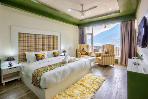 Postel nebo postele na pokoji v ubytování vella Mrina Group of hotels Sol Resort Manali#Free Parking #Mall Road 500m#Mountain view hotel