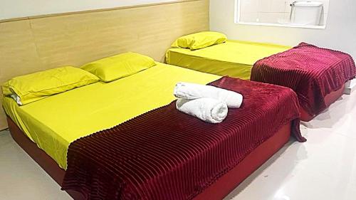 سرير أو أسرّة في غرفة في Batu Caves Paradise Hotel