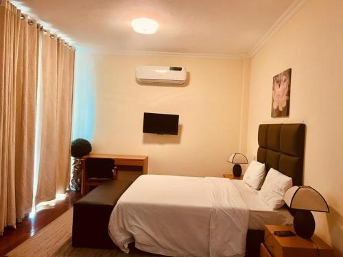 TV a/nebo společenská místnost v ubytování Purple Lavender Court