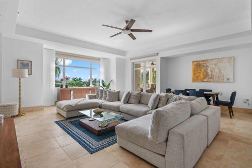 ein Wohnzimmer mit einer Couch und einem Deckenventilator in der Unterkunft Villa Jasmine Ritz Reserve Plantation residence in Higuillar