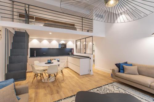 COURS SALEYA Renovated 3 Bedrooms 1 min to Beach Air Conditioning