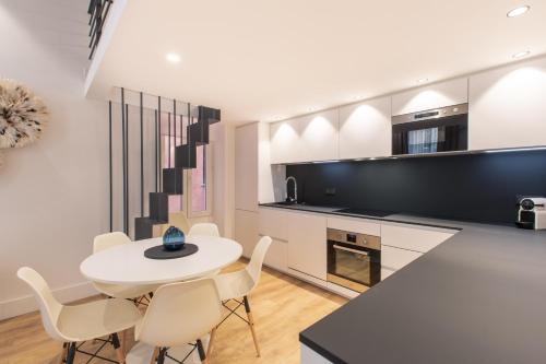 COURS SALEYA Renovated 3 Bedrooms 1 min to Beach Air Conditioning