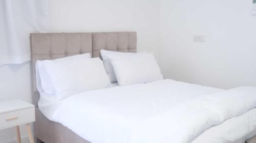 due letti bianchi con lenzuola e cuscini bianchi di הצימר של תמר - אורחן מתאים לדתיים a Safed