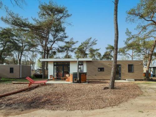 een klein huis met een rode bank ervoor bij Casa Leon in Haarle