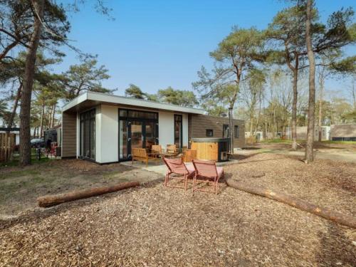 een klein huis met twee stoelen ervoor bij Casa Leon in Haarle