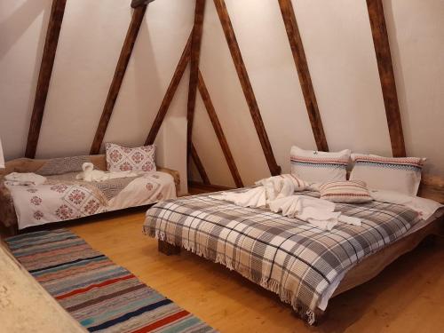 una camera con due letti in mansarda di Casa Grosu 