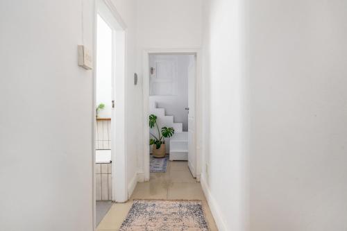 Phòng tắm tại Victorian Gem with Patios & Devil's Peak Vista - 5 min to CBD