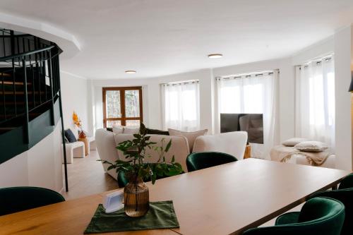 una sala de estar con una mesa y sillas en Villa Octogon Câmpina, en Campina