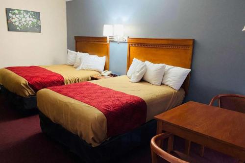 Postel nebo postele na pokoji v ubytování Baymont by Wyndham Lake George