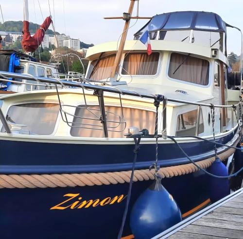 Photo de la galerie de l'établissement Nuit insolite sur bateau à Rouen vue Seine-Le ZIMON-, à Rouen