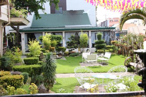 Ein Garten an der Unterkunft Rosvenil Hotel