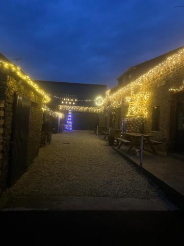 un edificio cubierto de luces de Navidad por la noche en Gîtes le Mont Desclos Saint Michel, en Beauvoir