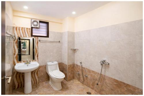 een badkamer met toilet en wastafel bij Hotel A- Grand Residency Near Vishwanath temple - Free Wi-Fi & Restaurants - Air conditioning Room- Best Budget Hotel in Varanasi